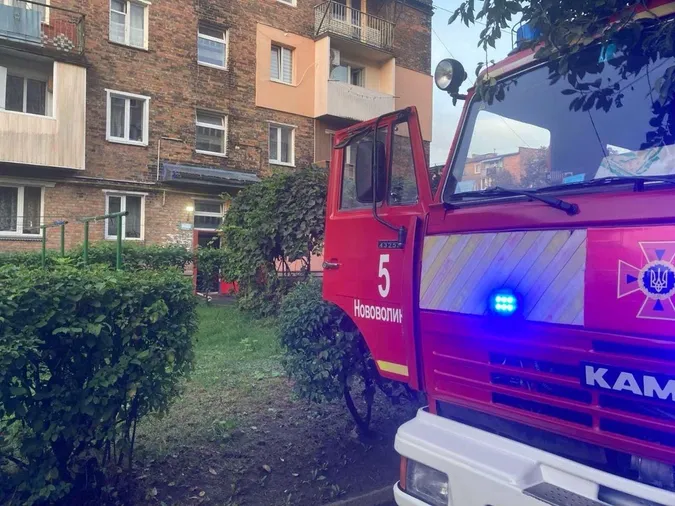 Вибухнув газ: у Нововолинську сталася пожежа у багатоповерхівці (фото)