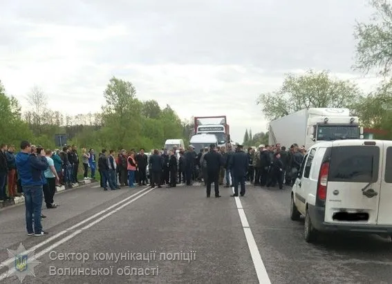 На Волині продовжують перекривати дороги через рештки з ветсанзаводу