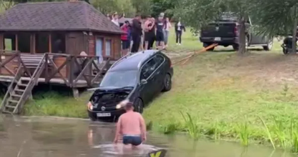 Під Луцьком під час відпочинку втопили авто (фото)