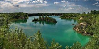 «Острів кохання» посеред смарагдової води: за 80 км від Луцька – унікальна природна локація (фото)