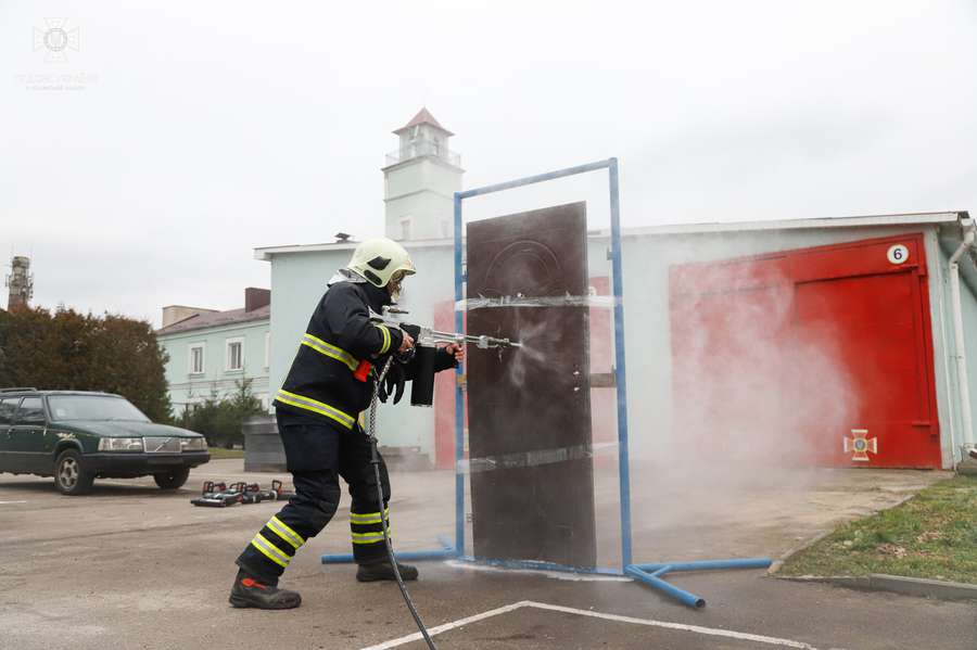 У Луцьку рятувальники вчаться користуватися новітнім обладнанням (фото)
