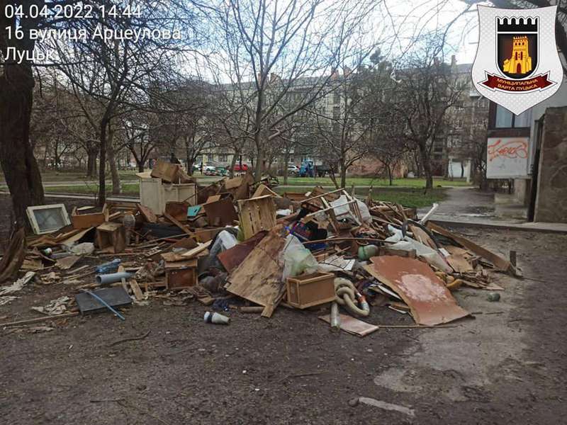 Біля житлових будинків у Луцьку влаштували сміттєзвалища (фото, відео)