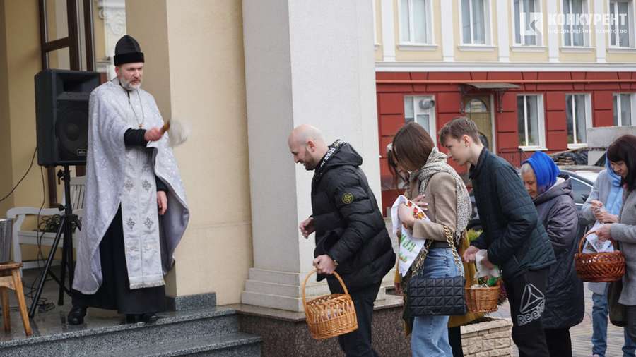 Війна і Воскресіння: у Луцьку святять паски у суботу і без свічок (фото)