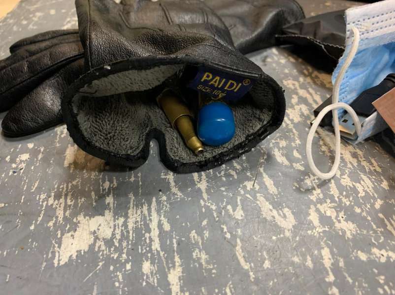 В дезодоранті, рукавиці, гаманці, під магнітолою: через «Ягодин» везли наркотики (фото, відео)