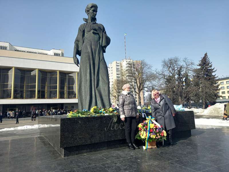 Сотні людей прийшли покласти квіти до пам'ятника Лесі Українці (фото)