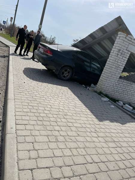 У Луцьку авто в'їхало в зупинку – вона обвалилася (фото)