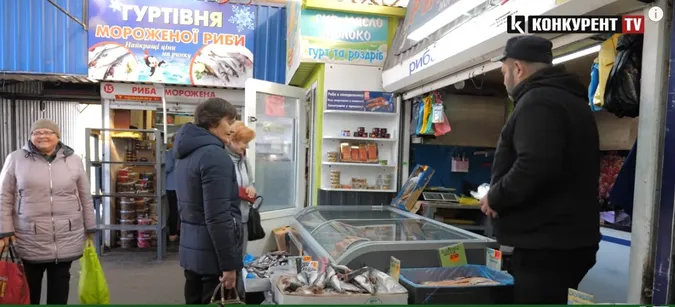 Жива та морожена риба: які ціни на ринках Луцька (відео)