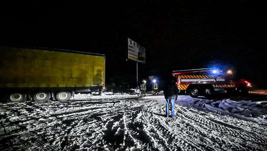На Волині рятувальники відбуксирували дві вантажівки, які перегородили дорогу (фото)