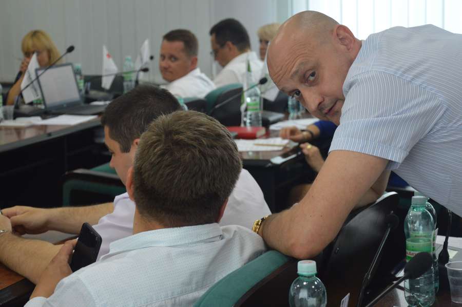 Депутат Євген Ткачук полюбляє спілкування під час сесії