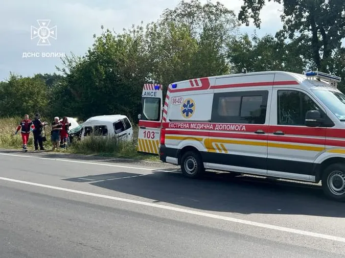 У селі під Луцьком перекинулось авто, водія затисло (фото)