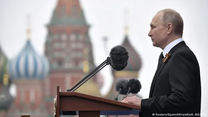 путін, знищуючи Україну, привітав її з днем перемоги
