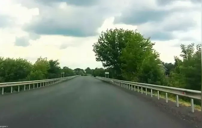 На автотрасі біля Луцька встановлюють металеві бар'єри (відео)