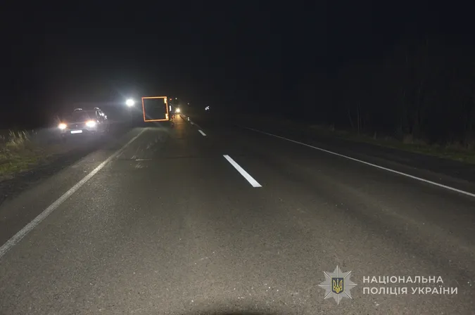 На Волині вантажівка збила велосипедиста і перекинулась: є травмовані (фото)