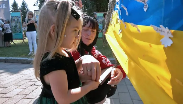 «Час не лікує»: у Луцьку вшанували полеглих захисників 40-метровим прапором пам’яті (фото)