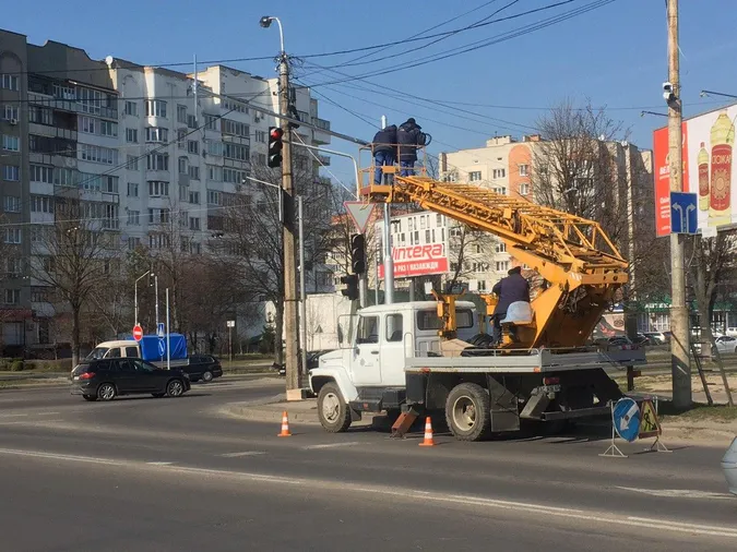 Біля «ПортCity» ремонтують два світлофори (фото)