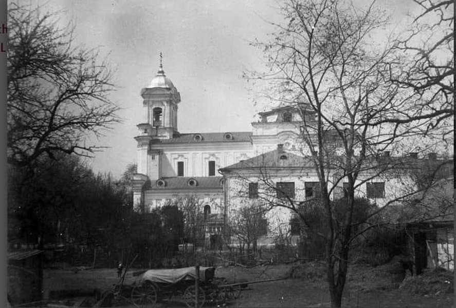Показали столітній знімок собору в центрі Луцька
