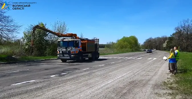 На Волині «латають» дорогу між Луцьком і Рівненщиною (відео)