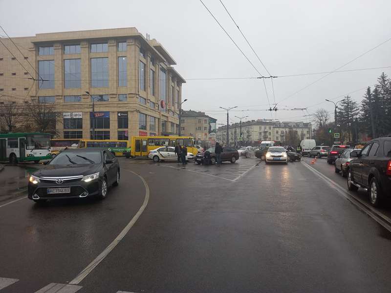 У центрі Луцька – аварія: утворився великий затор (фото)
