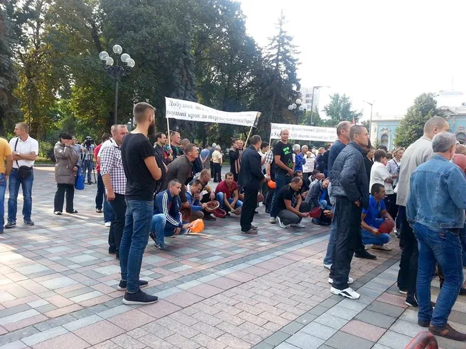 Волинські гірники пікетують Верховну Раду