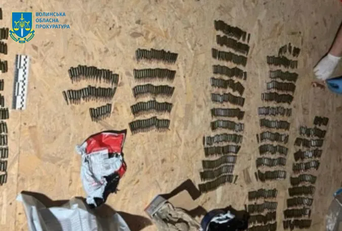 У Луцьку 26-річного чоловіка підозрюють у торгівлі зброєю через військовий аукціон (фото)