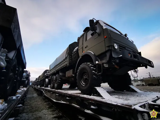 До Білорусі прибув новий ешелон із російською технікою (фото, відео)