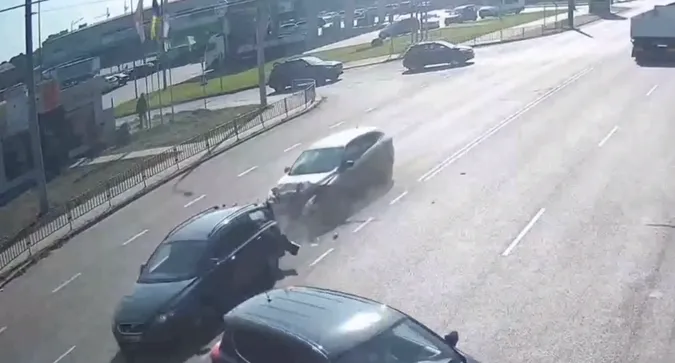 Розтрощив собі «передок»: у Луцьку Renault влетів у Volvo (відео)
