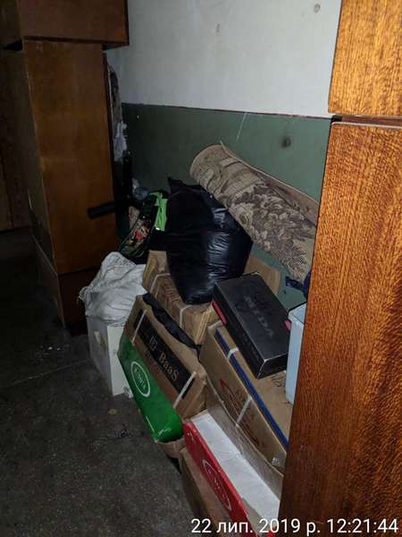 У Луцьку бруднуль змусили прибирати захаращені квартиру та під'їзд (фото)