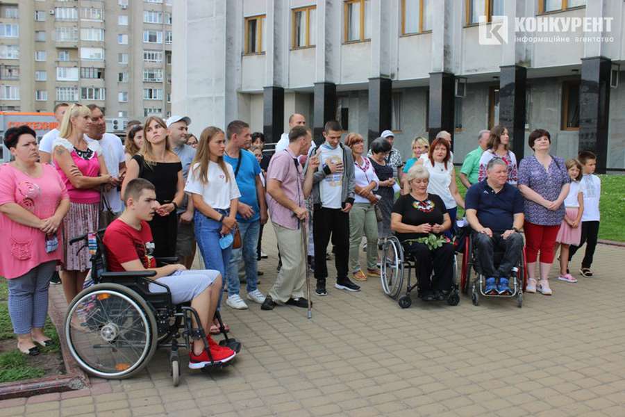 У Луцьку спортсменам з інвалідністю урочисто вручили мікроавтобус (фото)