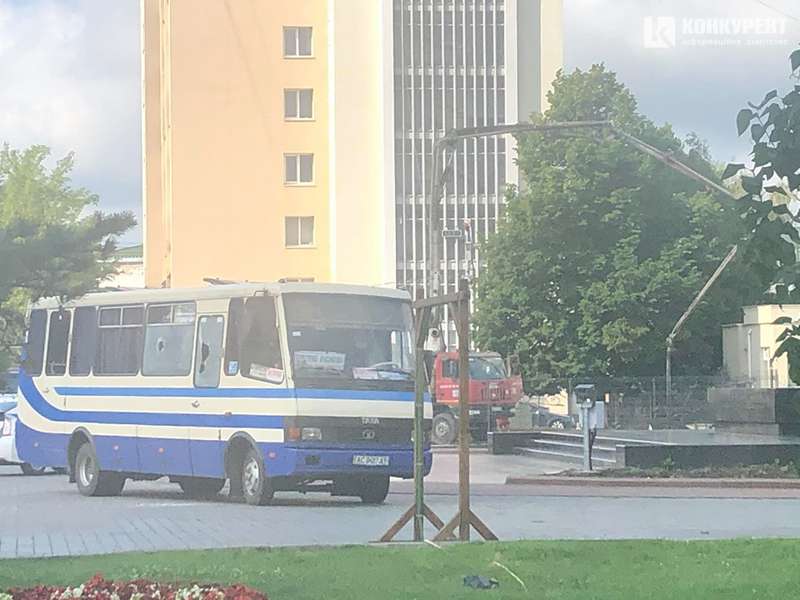 У Луцьку невідомий взяв у заручники пасажирів автобуса і погрожує підірвати (фото)