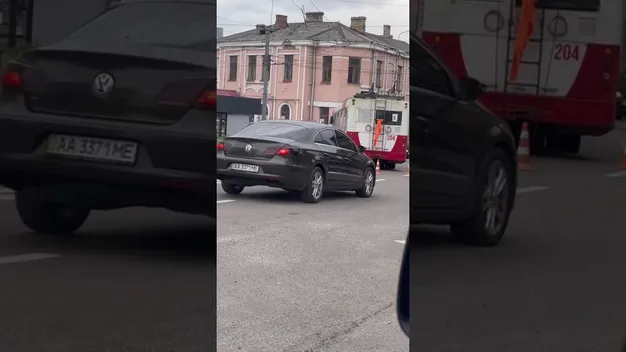 У центрі Луцька «мерс» і тролейбус не поділили дорогу (відео)