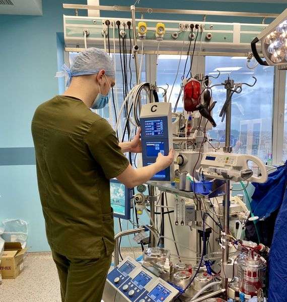 Щоб врятувати: кардіохірурги зупинили серце 5-місячної дівчинки з Нововолинська (фото)