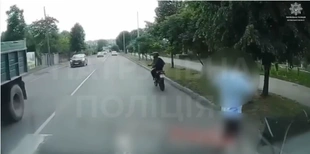 У Ковелі 18-річний байкер пронісся в сантиметрах від пішохода (відео)