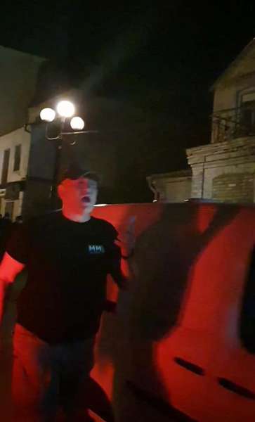 П'яні активісти і розстріляне авто: на Старому ринку в Луцьку влаштували провокації (відео, фото, оновлено)