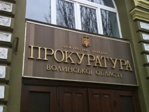 Волинська прокуратура підозрює митника у зловживанні та службовому підробленні