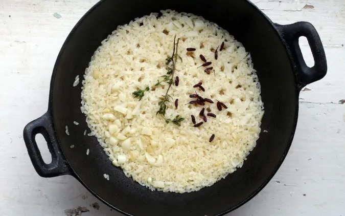 Як зварити рис, наче в елітному ресторані: у чому краще варити крупу — і це не вода