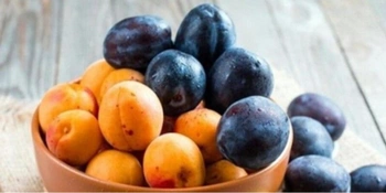 Абрикоси і сливи: скільки коштують літні фрукти на луцькому базарі (відео)