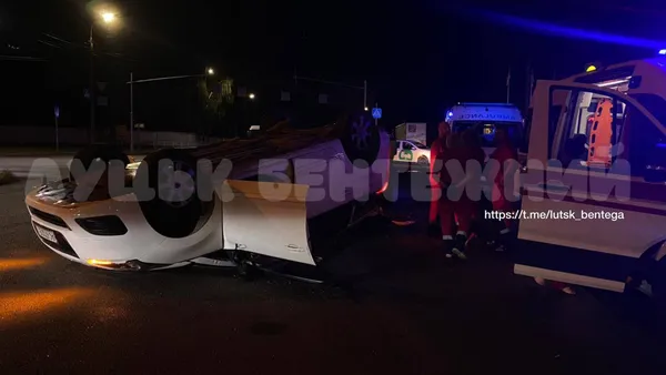 Аварія у Луцьку: від удару авто перекинулося на дах (фото)