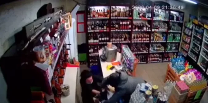 У Луцьку чоловік в масці пограбував магазин (відео)