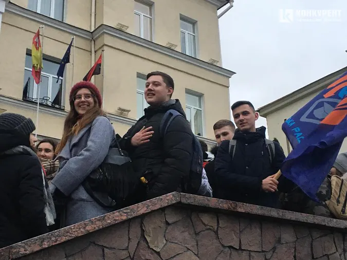 «Пустовіт, виходь!» – студенти протестують під Луцькрадою (фото, оновлюється)