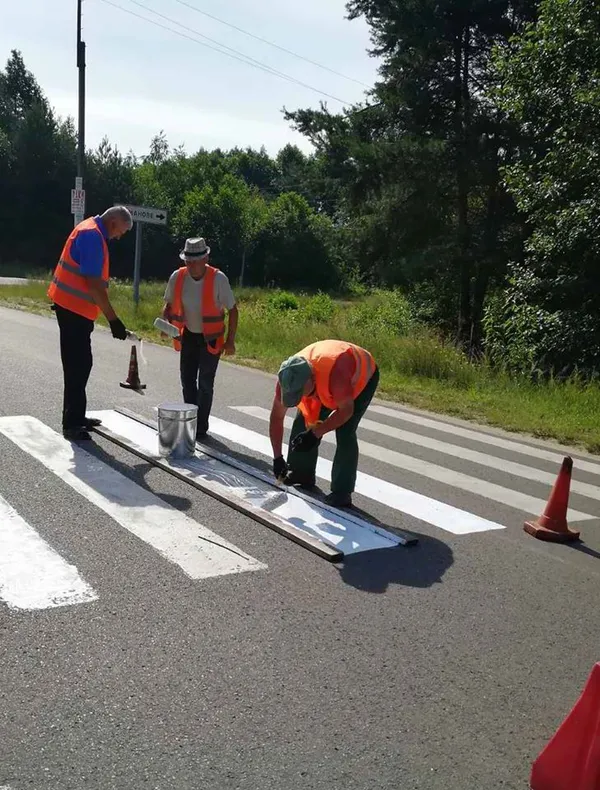На волинських дорогах наносять розмітку (фото)