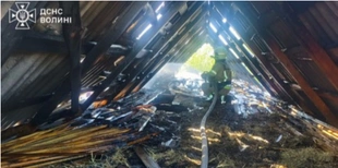 Згоріла покрівля: на Волині через несправність пічного опалення загорілася господарська будівля (фото)