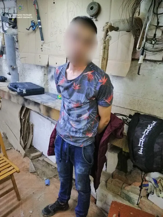 У Луцьку затримали чоловіка з понад 15 пакетами наркотиків (фото)