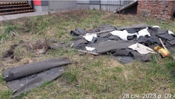 Ремонтували дах: у Луцьку будівельники залишили після себе купу сміття (фото)