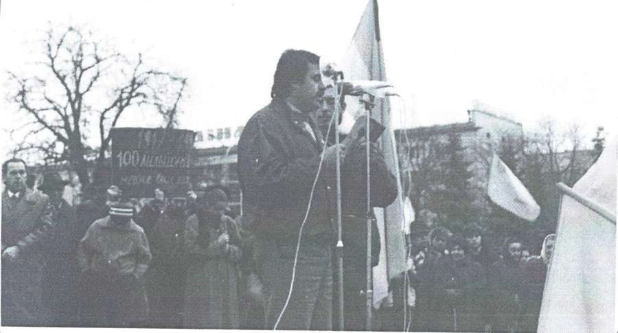 Мітинг за незалежну Україну. Біля мікрофона Геннадій Кожевніков, 1989 рік