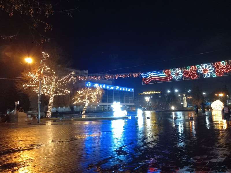 На вулиці Лесі Українки посеред Різдва згасли всі святкові ілюмінації (фото)