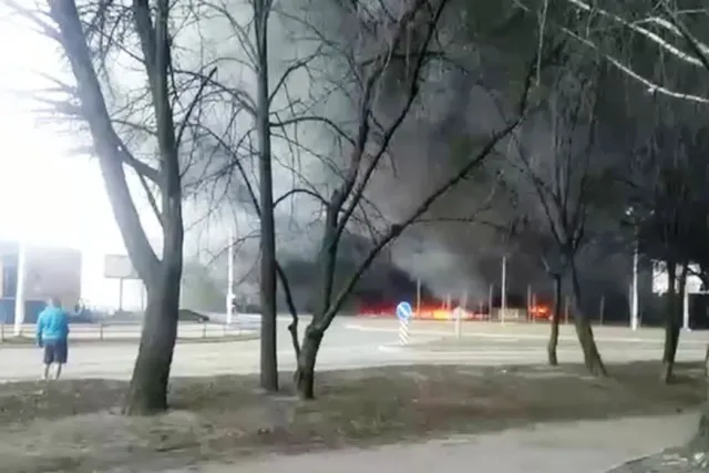 У Чернігові розбомбили «Епіцентр», розгорілася масштабна пожежа (відео)