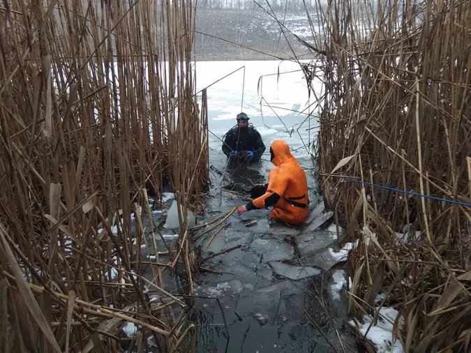 Біля Рівного в ставку втонув хлопчик: тіло дістали водолази
