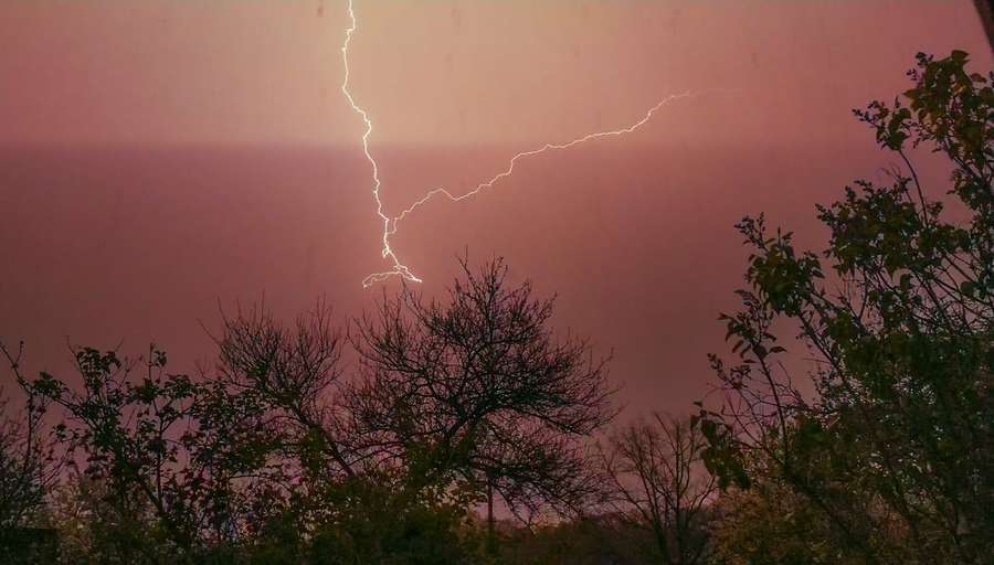 Ківерчани «зловили» блискавку під час грози (фото)