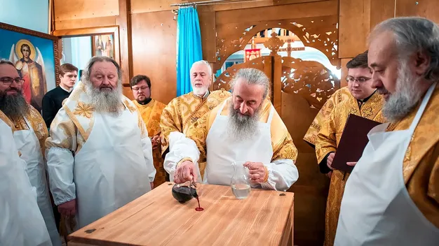 Палкою по чолу: Онуфрій благословив вірян посохом (відео)