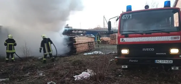 Все в диму: на підприємстві біля Луцька загорілася деревина (фото)